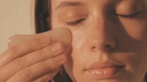 دليلك الكامل للحصول على بشرة ناعمة كالحرير طوال الصيف